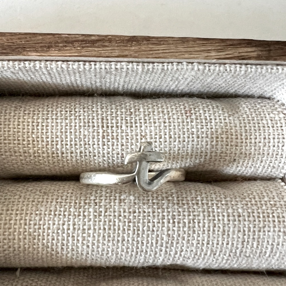 “T” ring